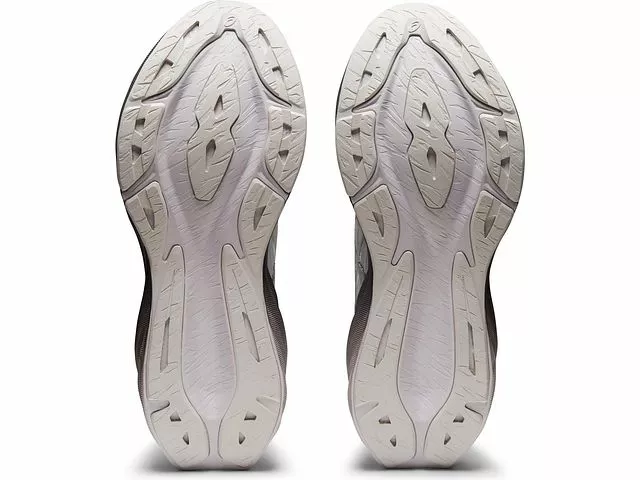 ASICS Novablast 3 Platinum - Image 4